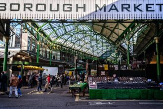 Intrarea în Borough Market duminică, sub acoperișul de sticlă și fier verde