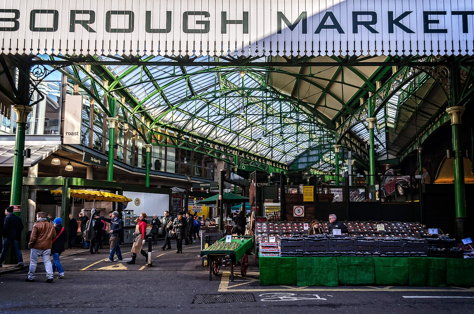 Intrarea în Borough Market duminică, sub acoperișul de sticlă și fier verde