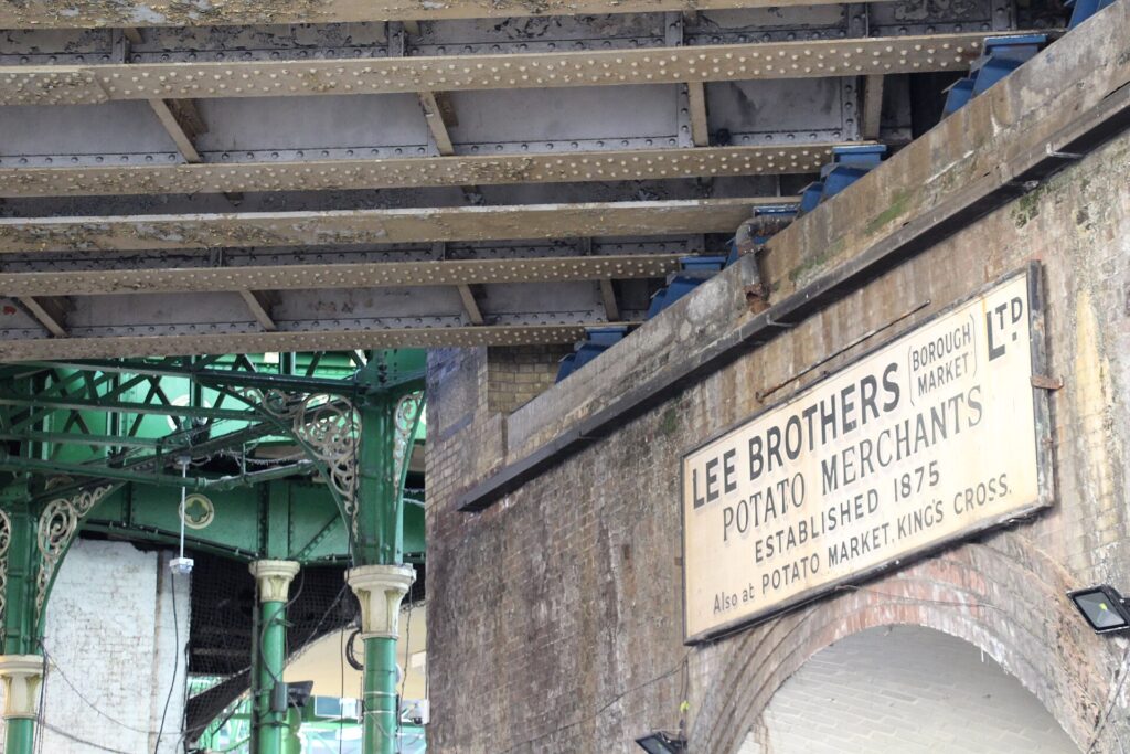Firma veche Lee Brothers, negustori de cartofi din 1875, la Borough Market