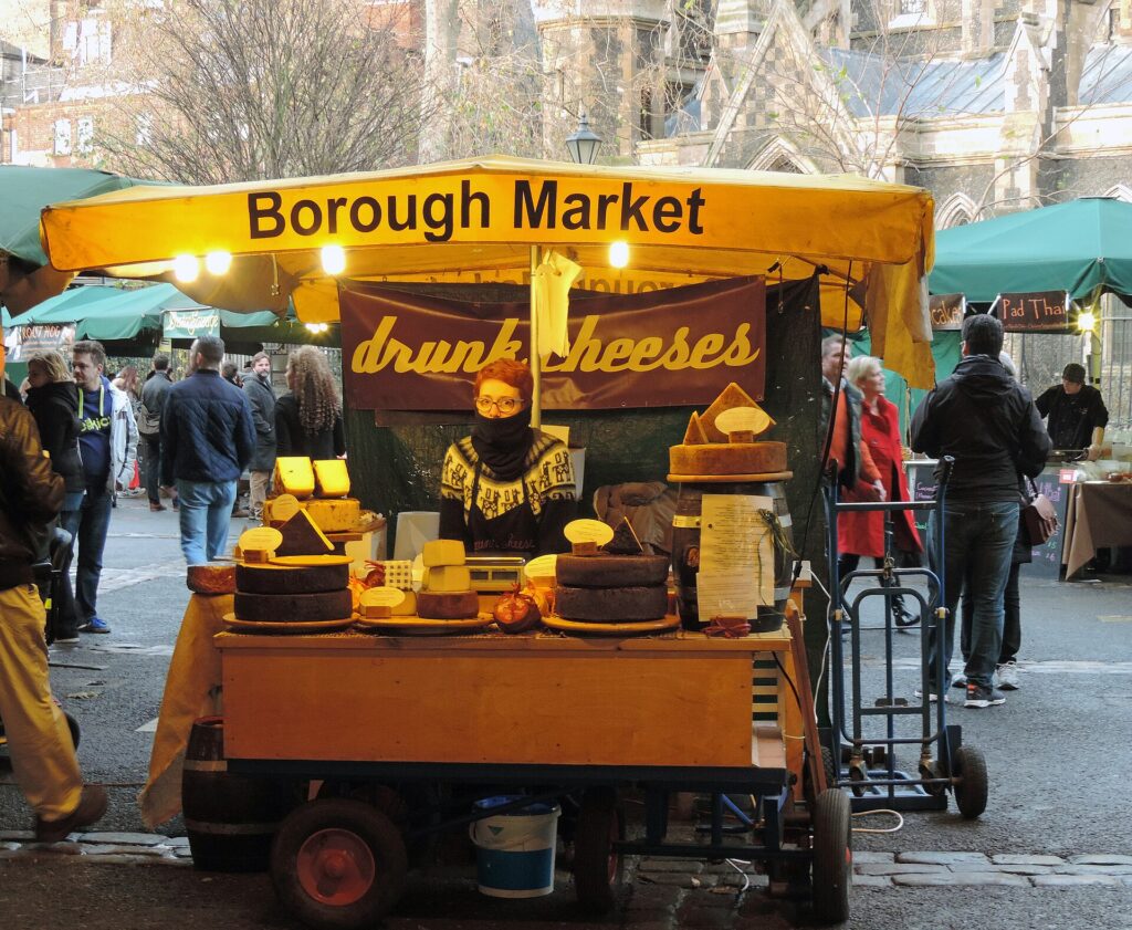 Tarabă cu brânzeturi la Borough Market, în Londra