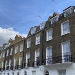 Șir de case georgiene cu balcoane din fier forjat, în South Kensington, Londra