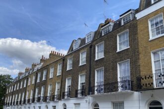 Șir de case georgiene cu balcoane din fier forjat, în South Kensington, Londra