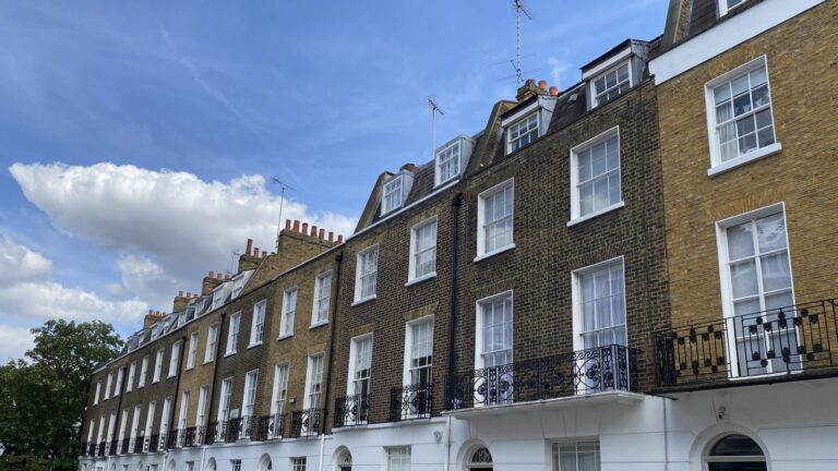 Șir de case georgiene cu balcoane din fier forjat, în South Kensington, Londra