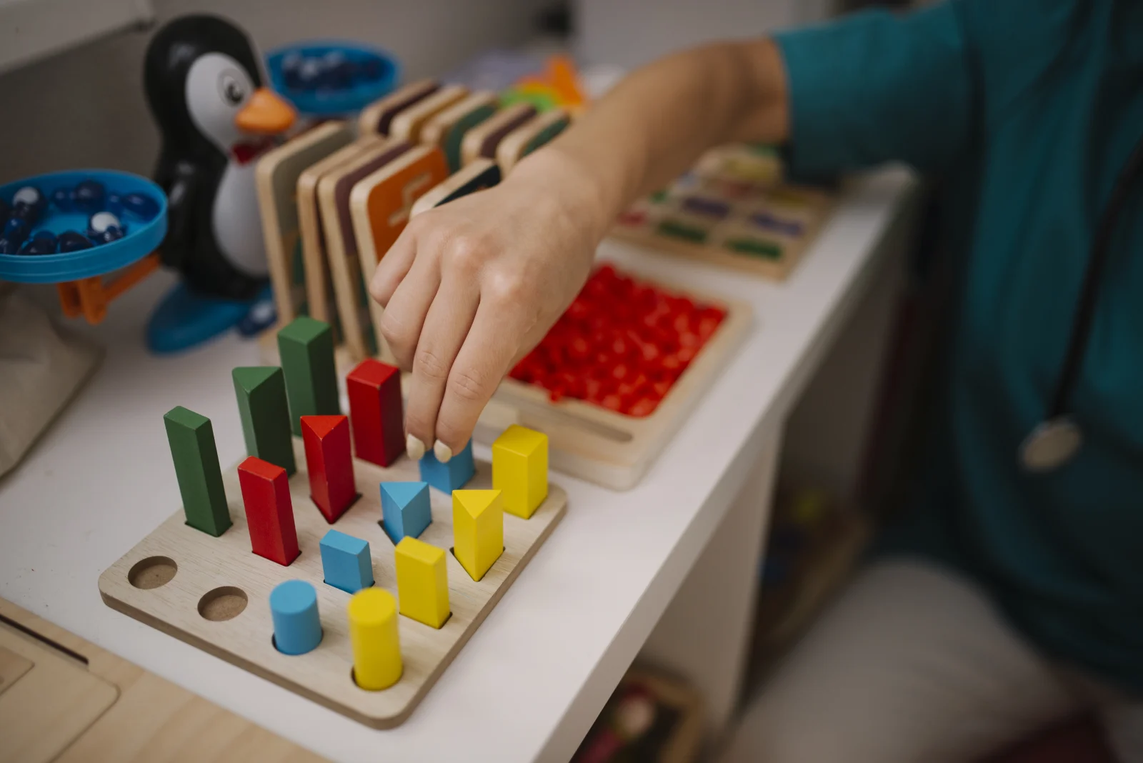 Jucării educative din lemn la o creșă gratuită: piese colorate de sortat după formă