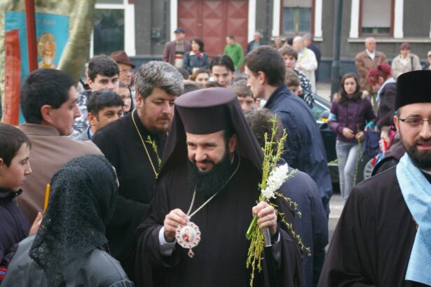 Procesiune de Florii cu preoți ortodocși și credincioși cu ramuri de salcie