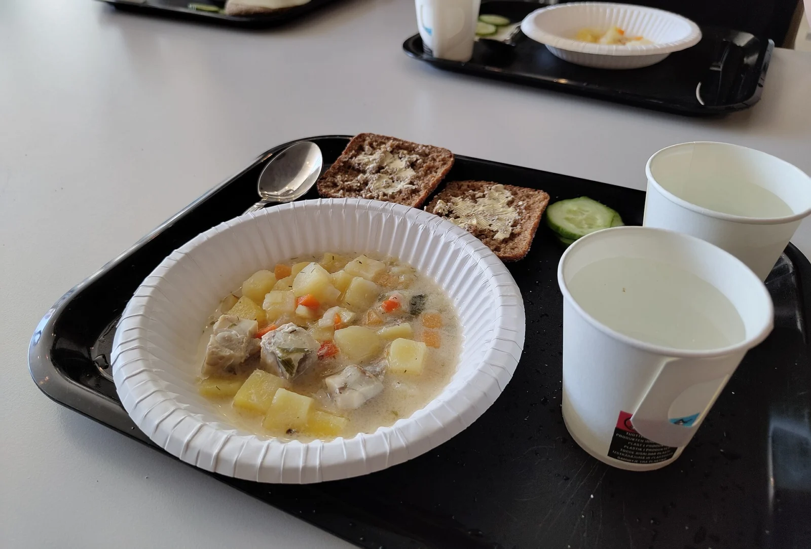 Tavă cu supă, pâine și apă la cantina unei școli, prânz gratuit prin free school meals