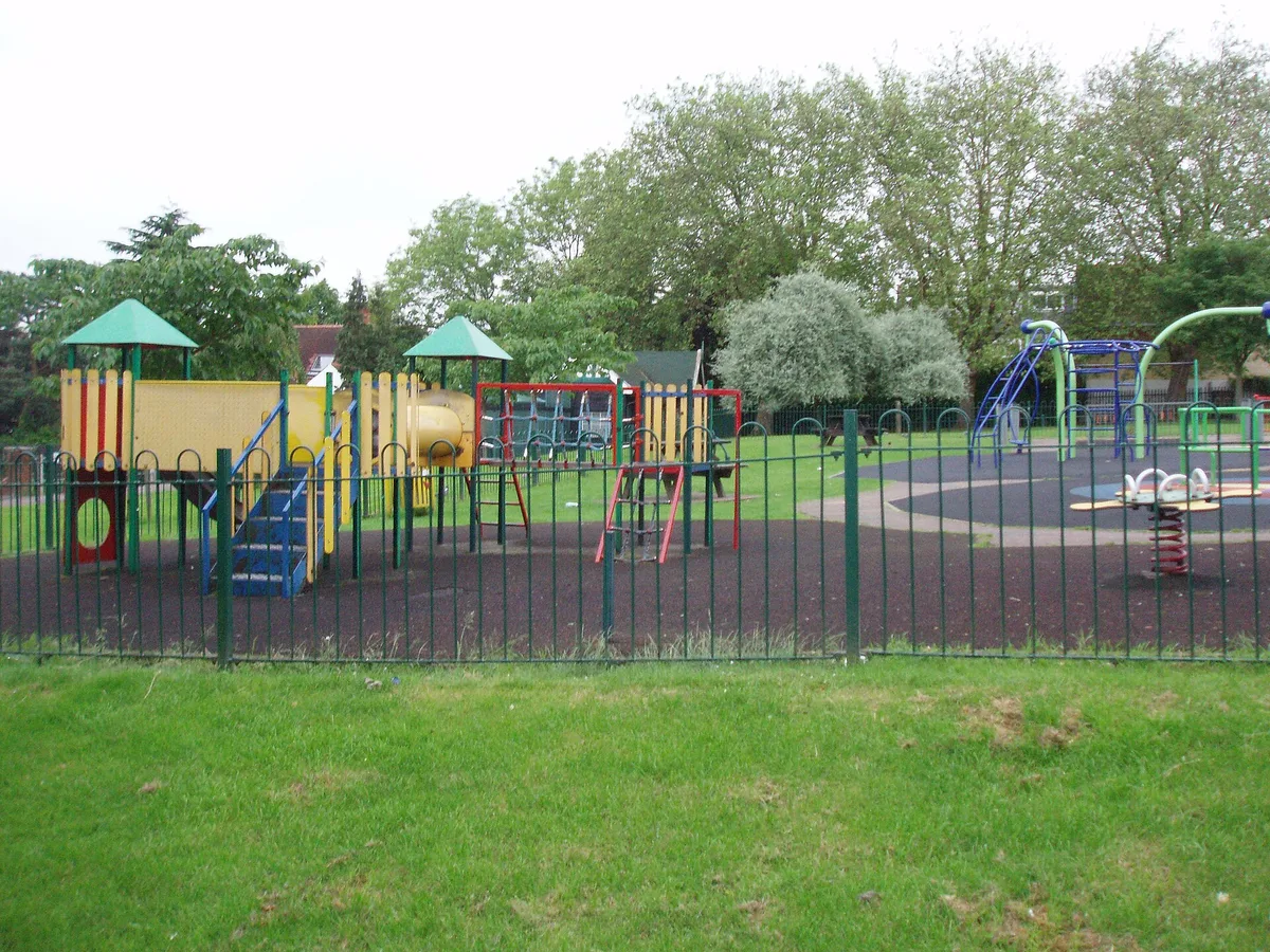 Loc de joacă pentru copii într-un parc din Anglia
