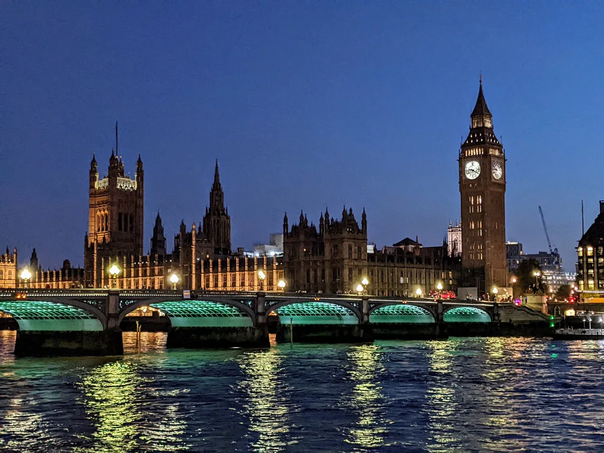 Palatul Westminster noaptea