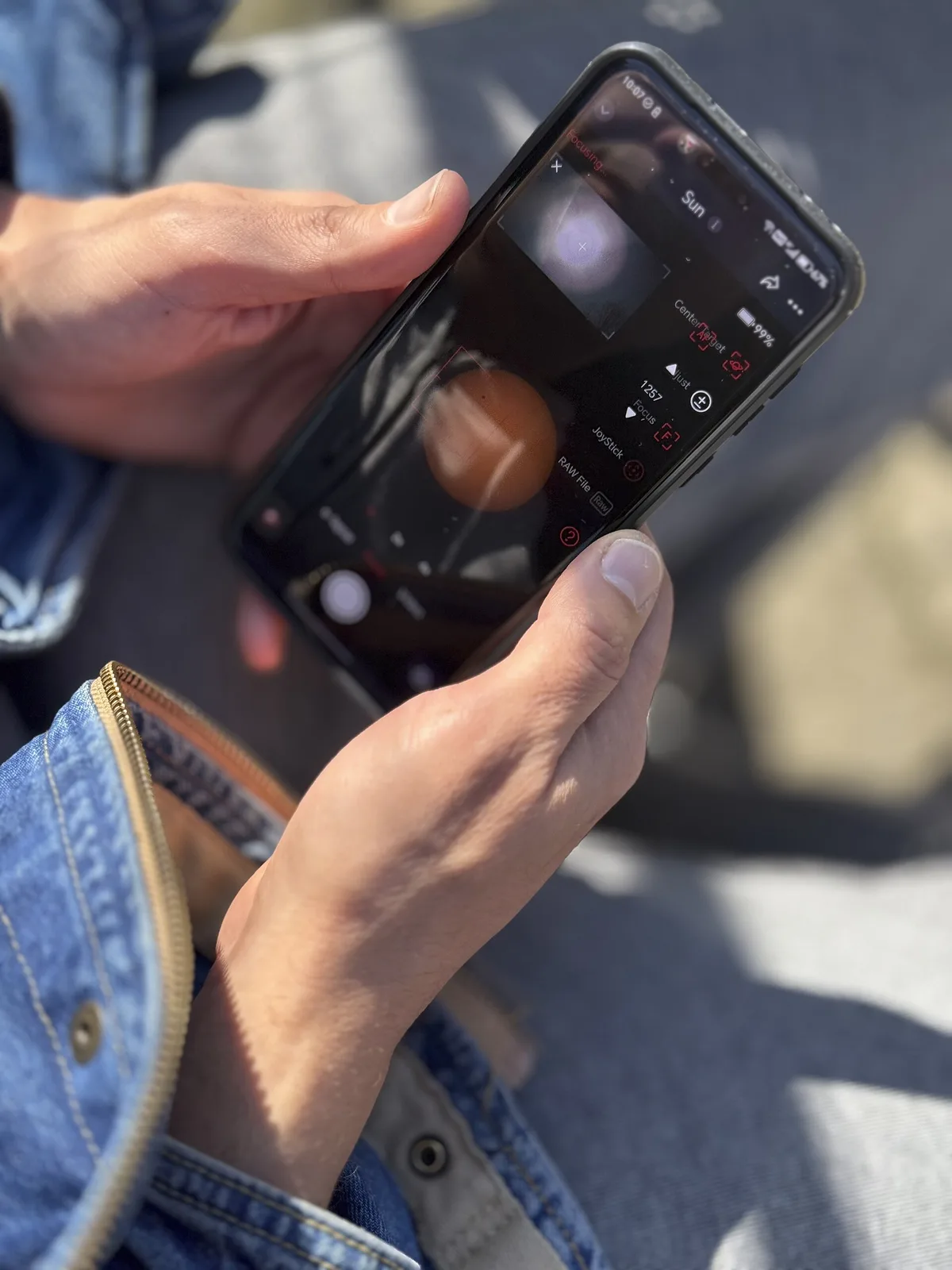 Persoană care folosește un smartphone
