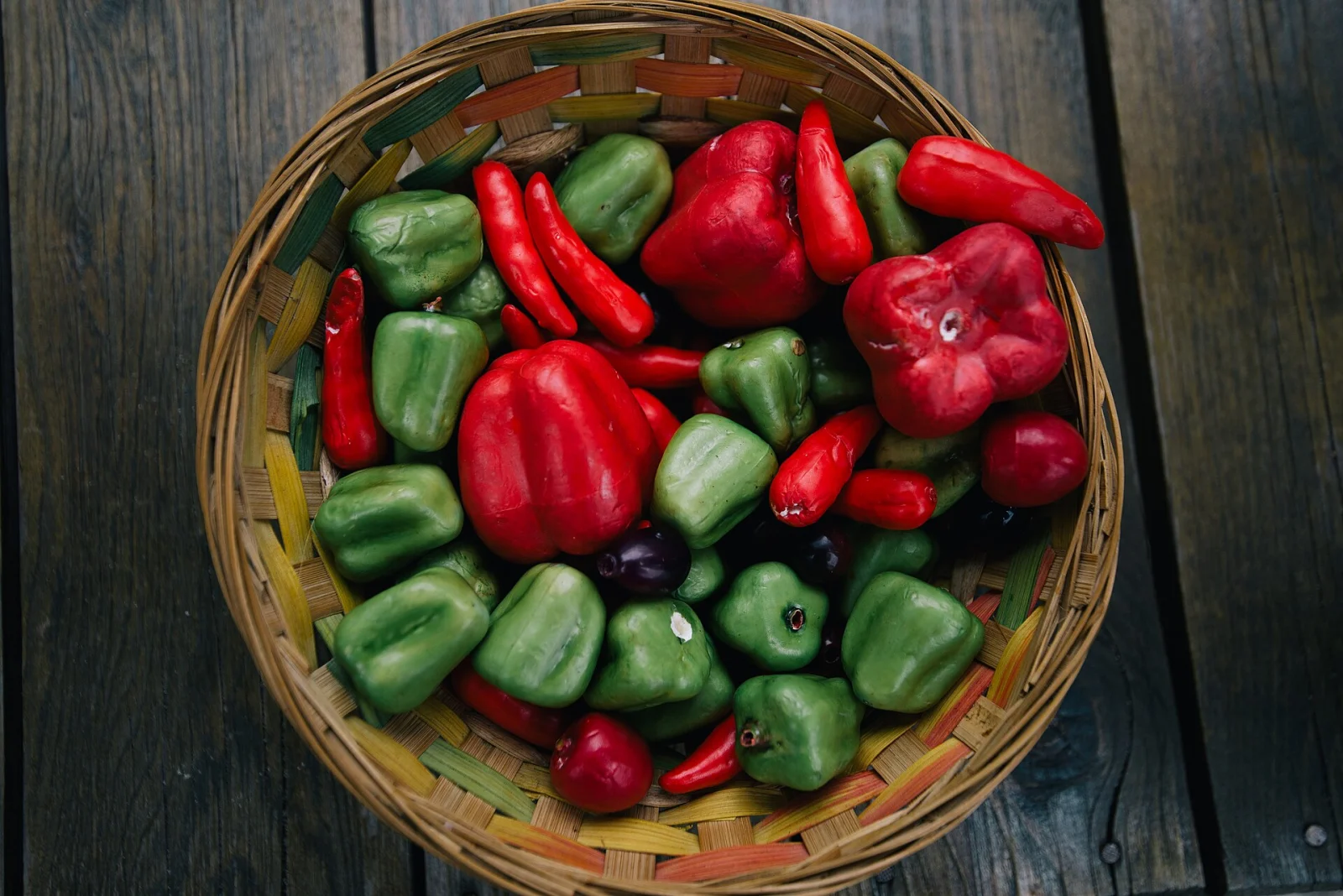 Coș cu ardei roșii și verzi proaspeți, legume care se pot cumpăra cu cardul Healthy Start