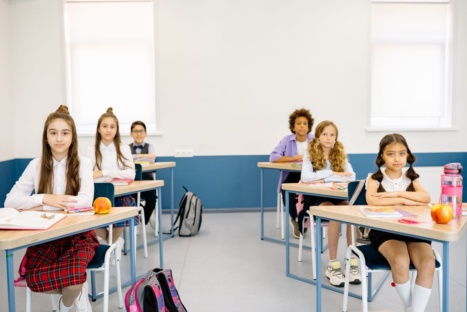 Elevi în uniformă școlară într-o clasă de școală primară din Marea Britanie