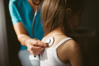 Medic de familie ascultă un pacient cu stetoscopul – ce poți face dacă ești bolnav în UK