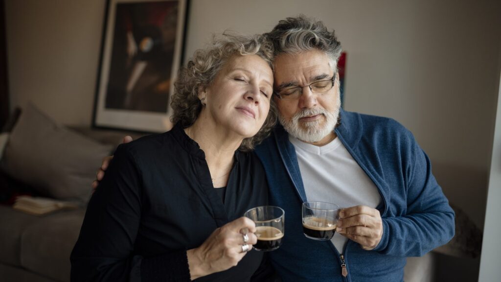 Cuplu de pensionari care beau cafea acasă, imagine pentru ghidul despre pensia privată în UK