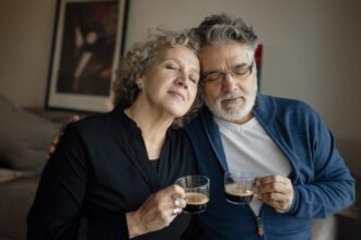 Cuplu de pensionari care beau cafea împreună în sufragerie