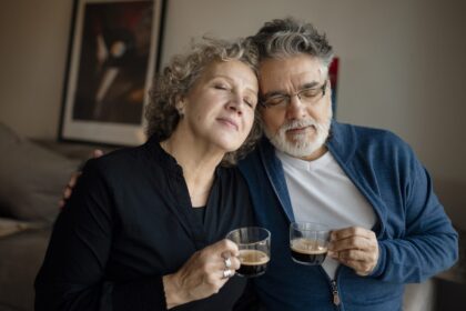 Cuplu de pensionari care beau cafea împreună în sufragerie