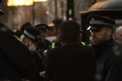 Ofițeri ai Poliției Metropolitane din Londra în timpul unei intervenții pe stradă