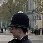 Polițist britanic cu cască tradițională pe Whitehall, în Londra, lângă Cenotaf