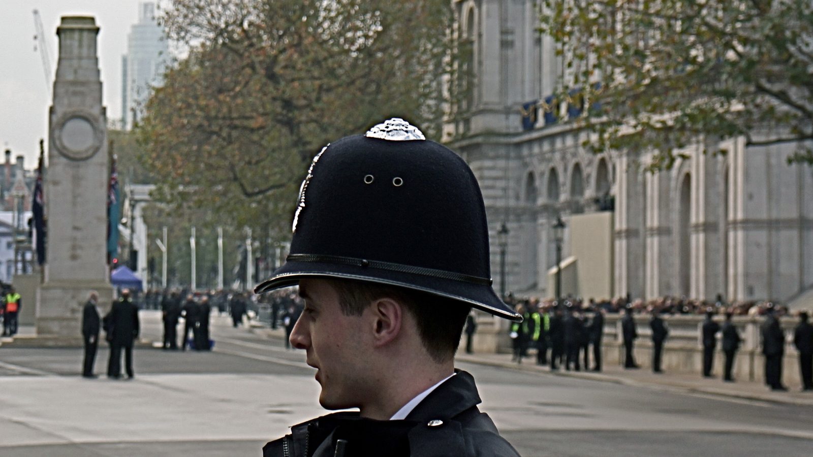 Polițist britanic cu cască tradițională pe Whitehall, în Londra, lângă Cenotaf