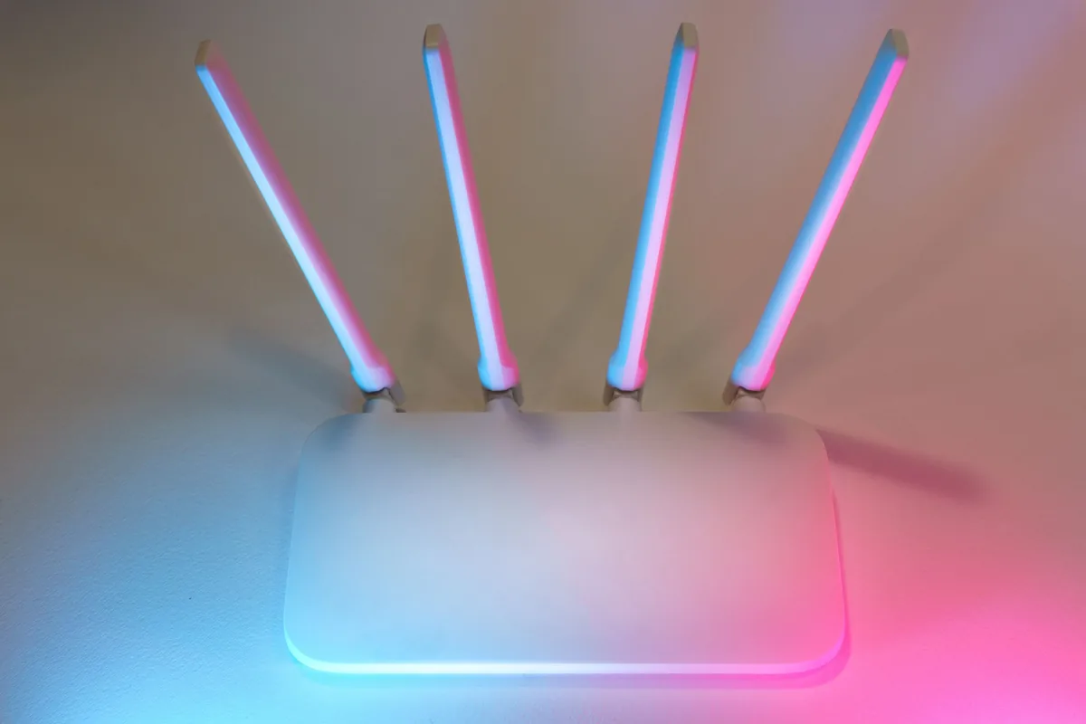 Router wireless alb cu antene, folosit pentru internetul de acasă în UK