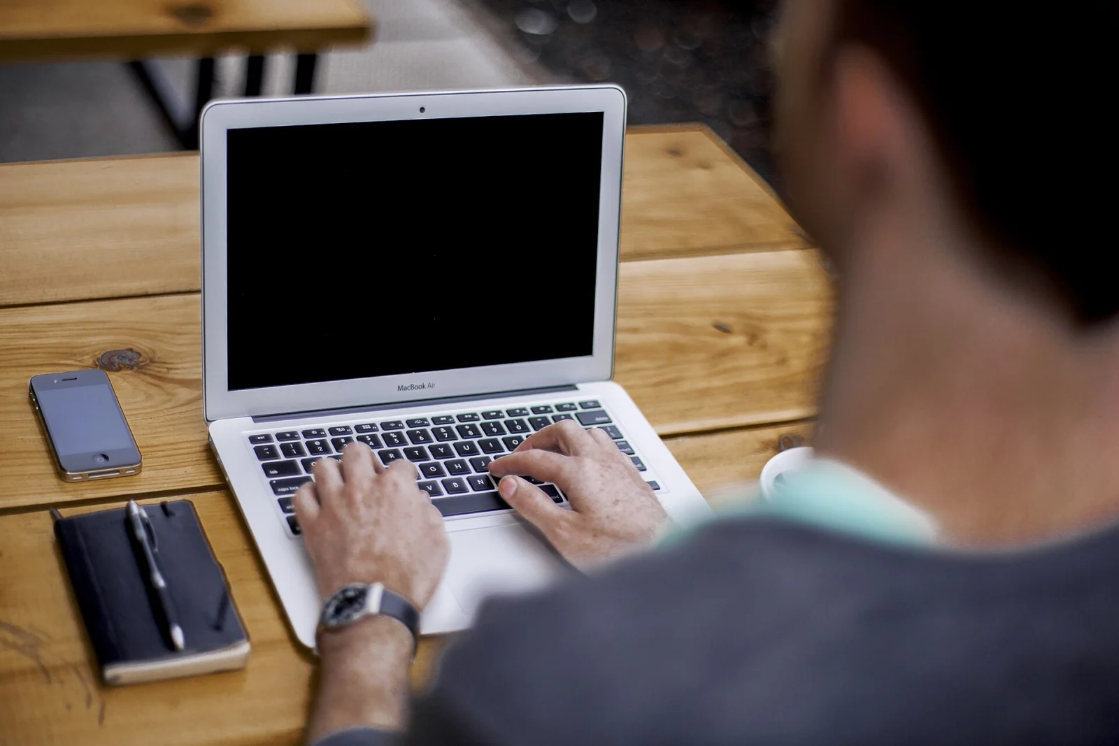 Bărbat care scrie la laptop și depune online o cerere small claims pe GOV.UK