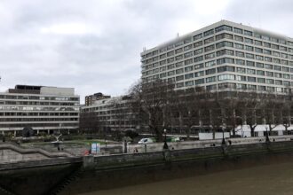Spitalul St Thomas' din Londra, văzut de pe malul Tamisei