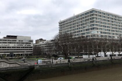 Spitalul St Thomas' din Londra, văzut de pe malul Tamisei