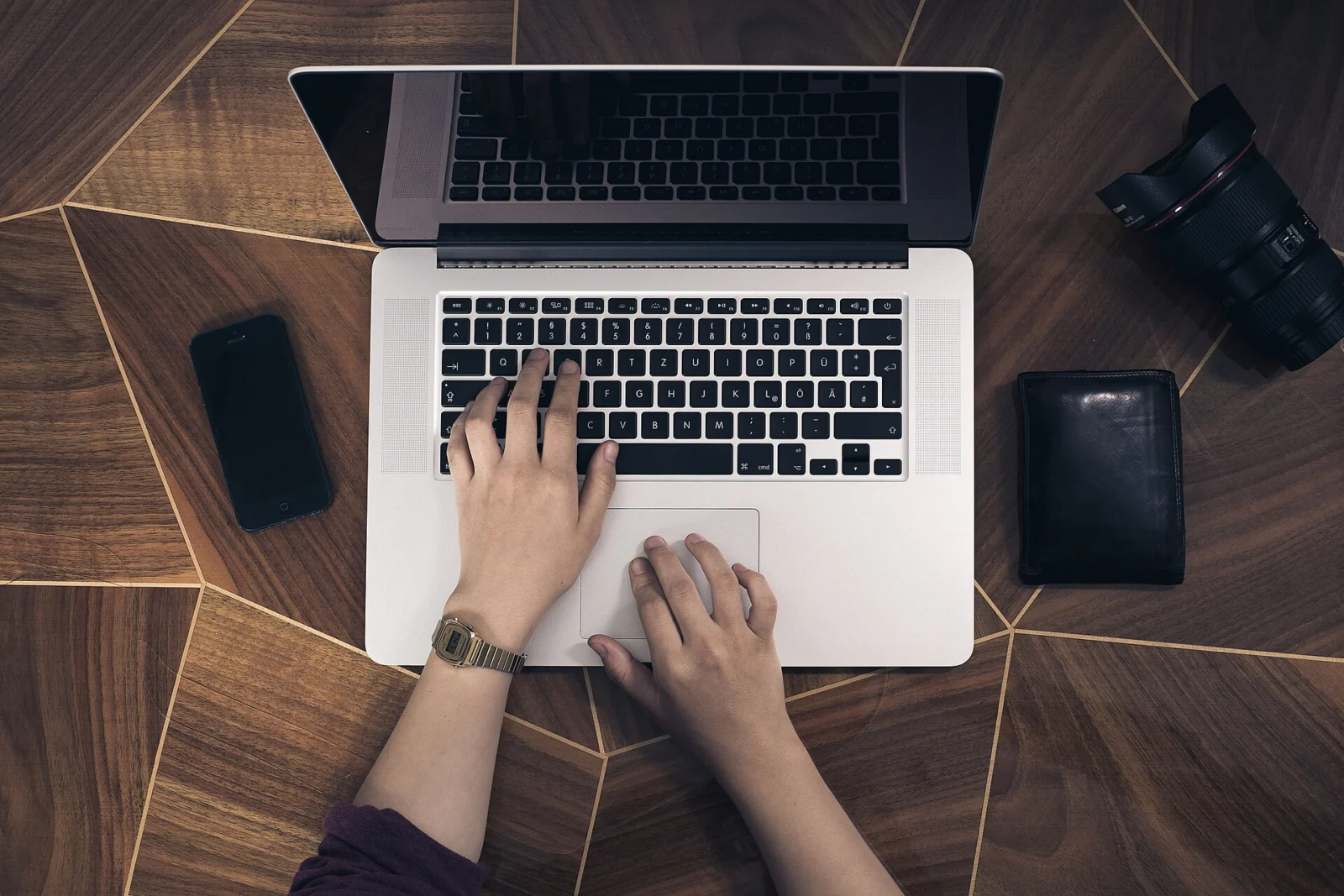 Mâini care scriu la laptop, cerere online de tax refund pe site-ul GOV.UK
