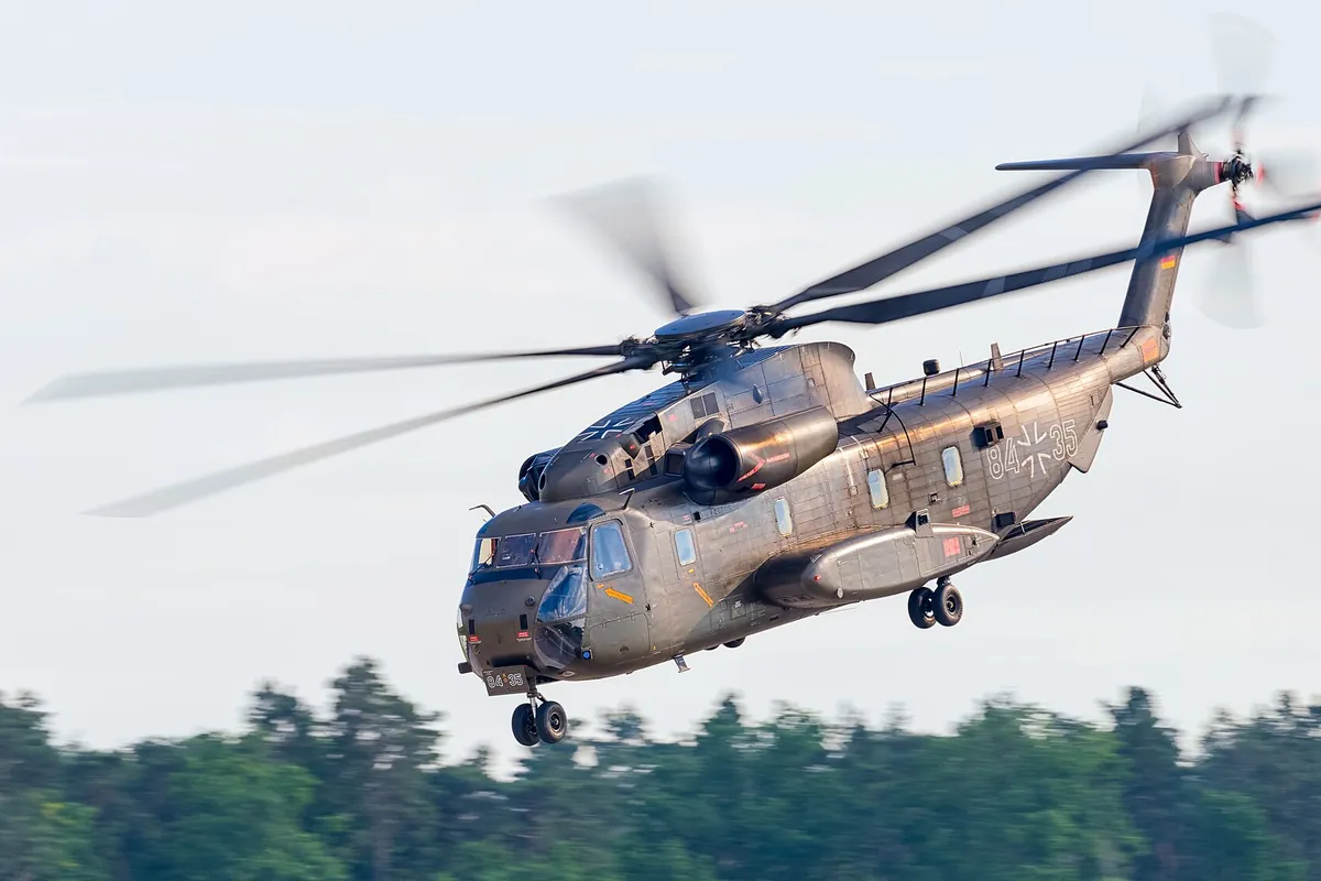 Elicopter militar în zbor