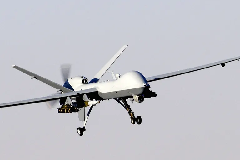 Dronă militară în zbor
