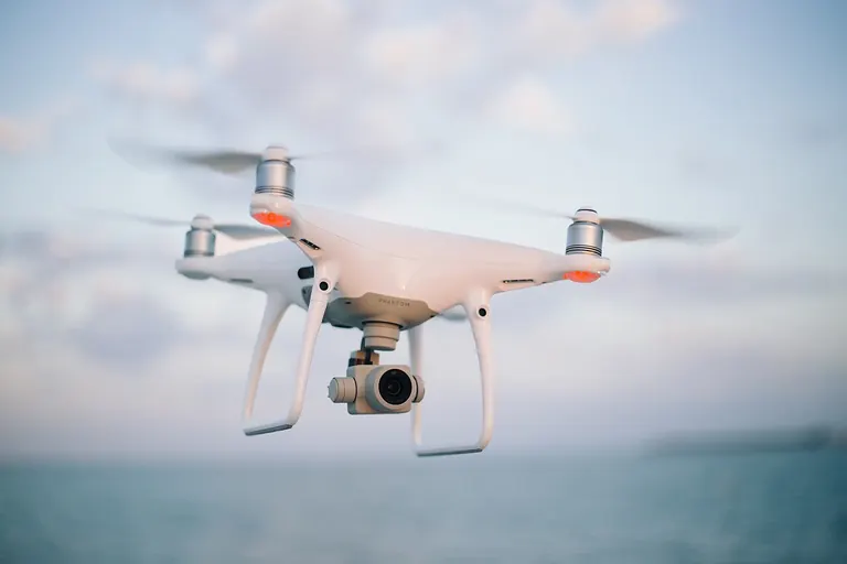 Dronă quadcopter în zbor