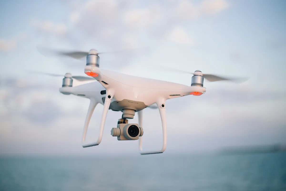 Dronă quadcopter în zbor