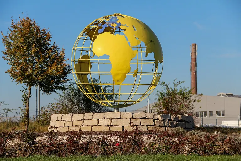 Sculptură în formă de glob pământesc