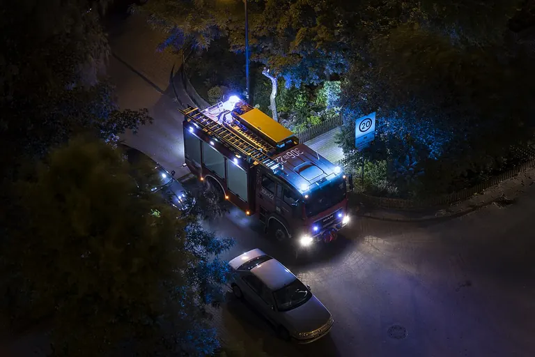 Autospecială de pompieri noaptea
