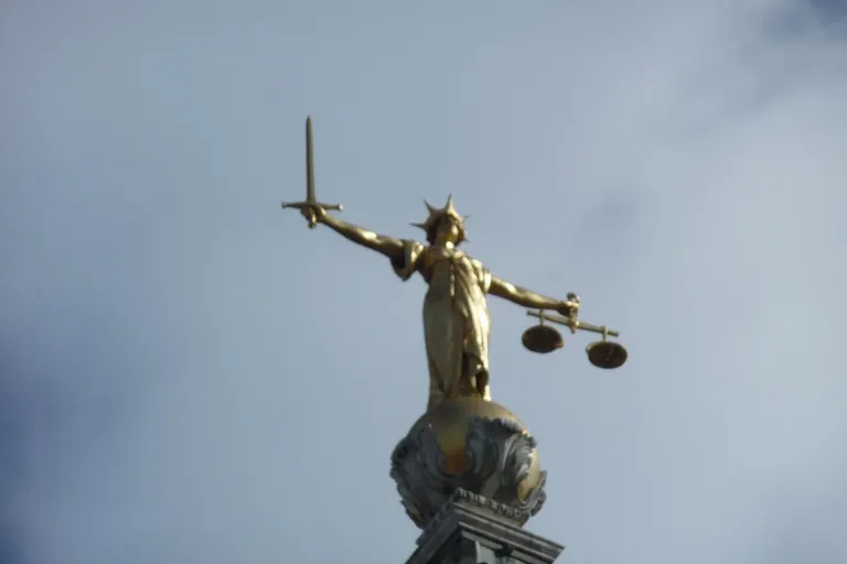 Statuia Justiției pe o clădire de tribunal