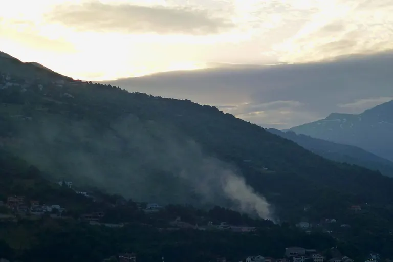 Aer poluat cu fum peste munți