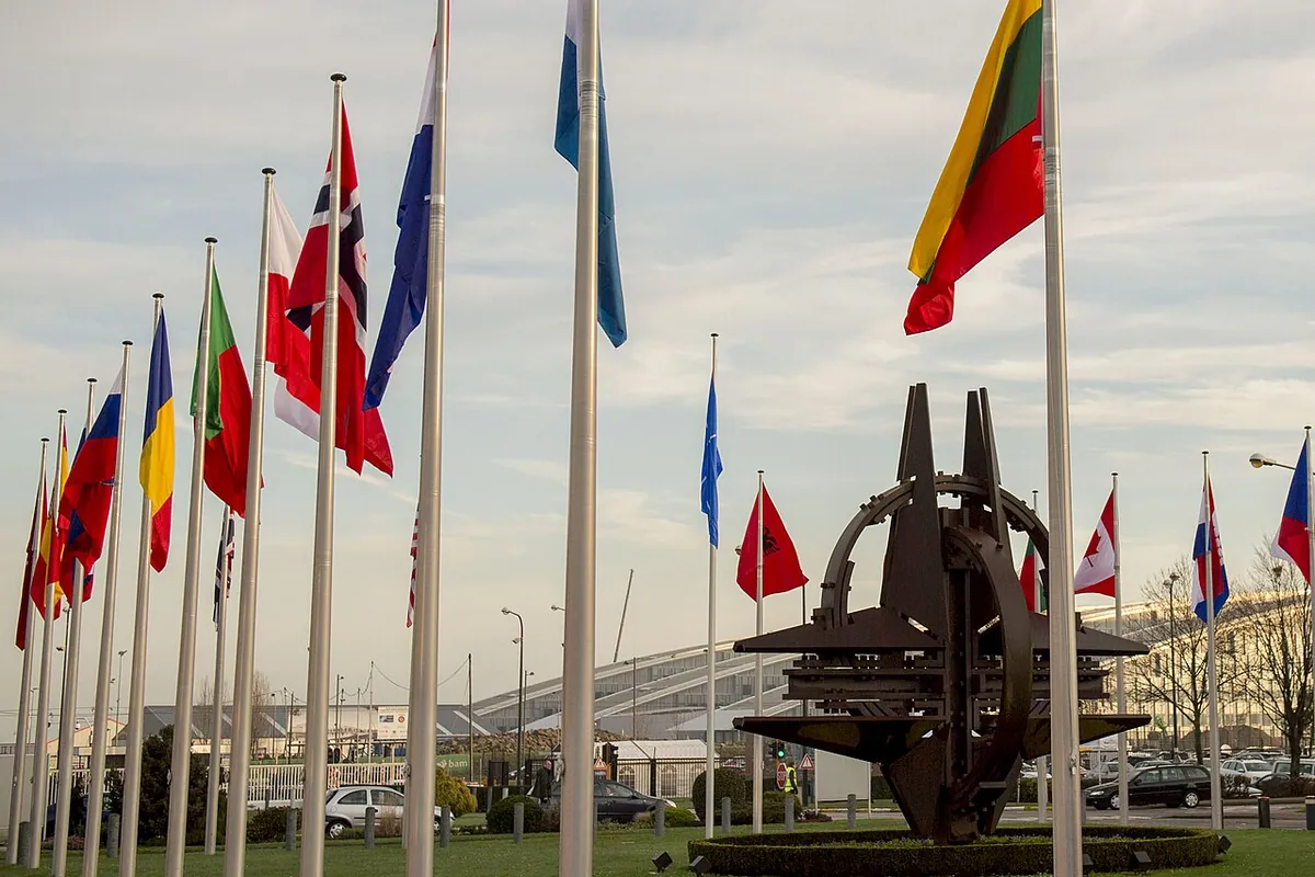 Steagurile aliaților la sediul NATO din Bruxelles