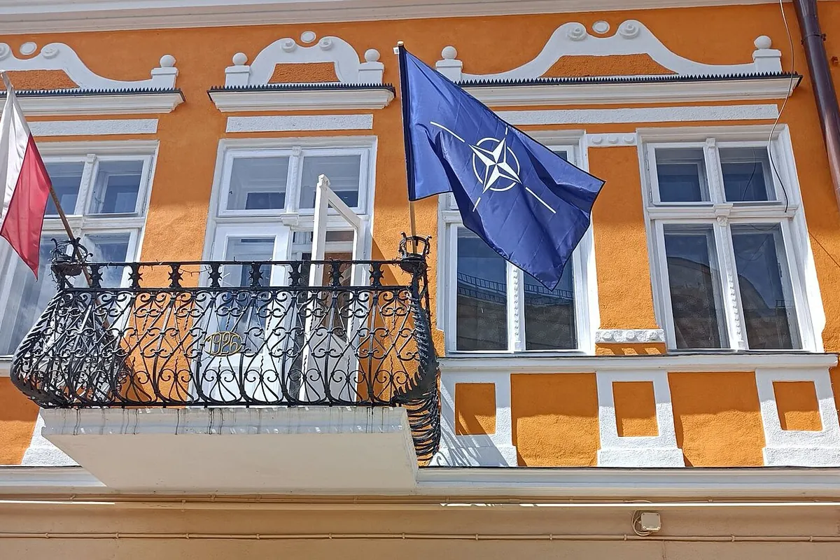 Steag NATO pe o clădire