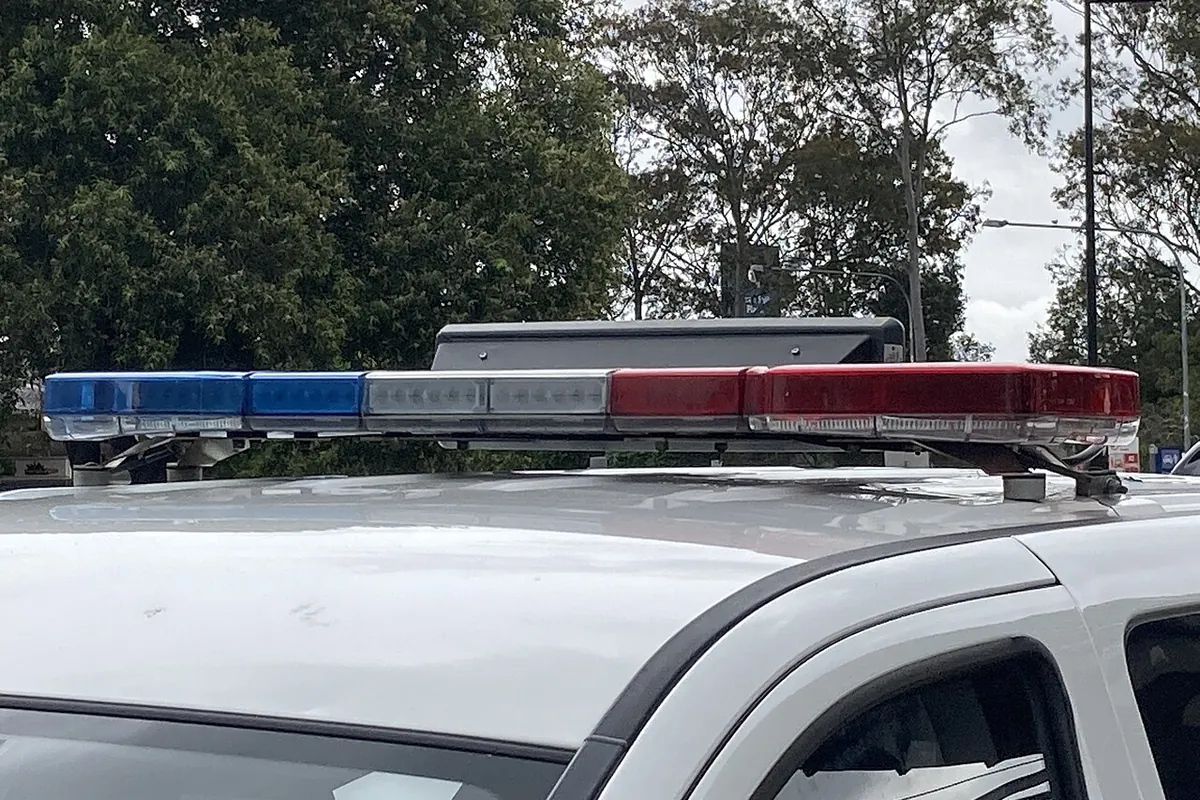Rampă luminoasă pe o mașină de poliție