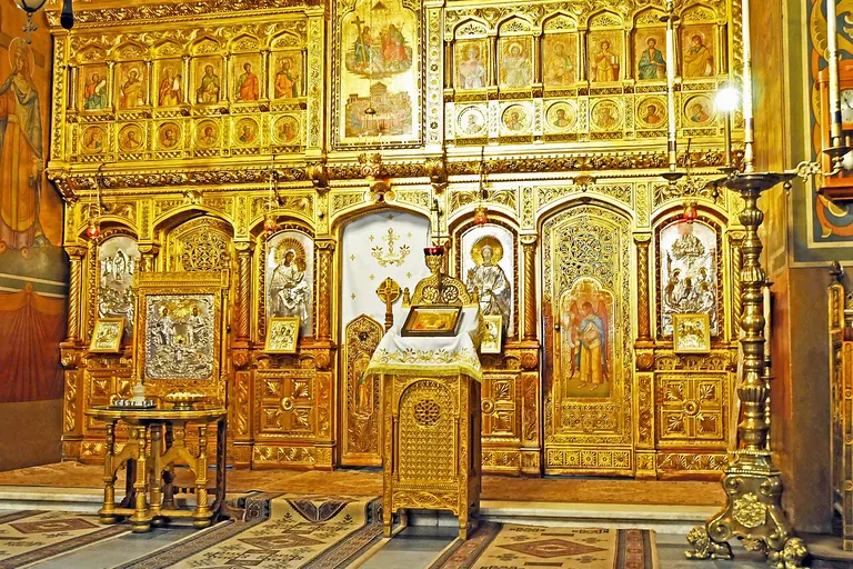 Iconostasul unei biserici ortodoxe