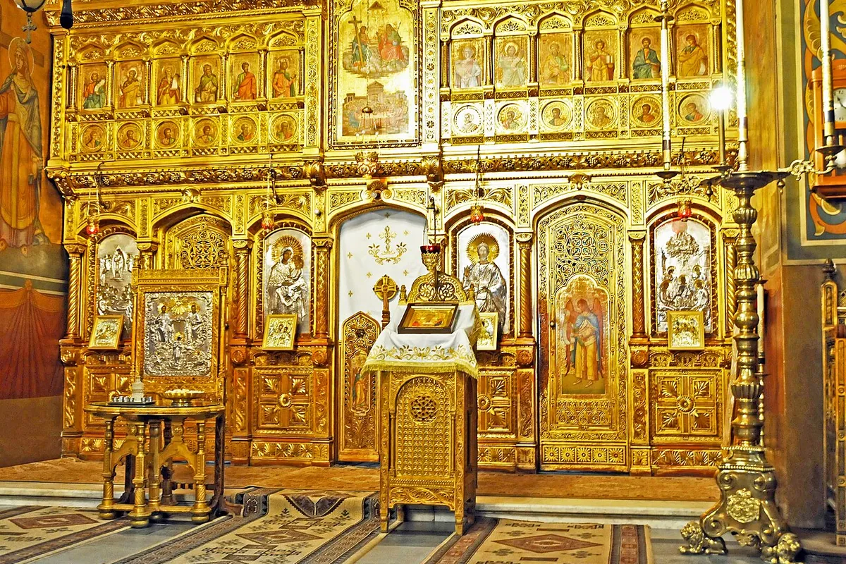 Iconostasul unei biserici ortodoxe