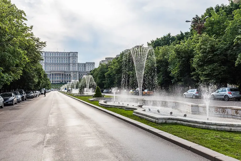 Bulevardul Unirii și Palatul Parlamentului din București