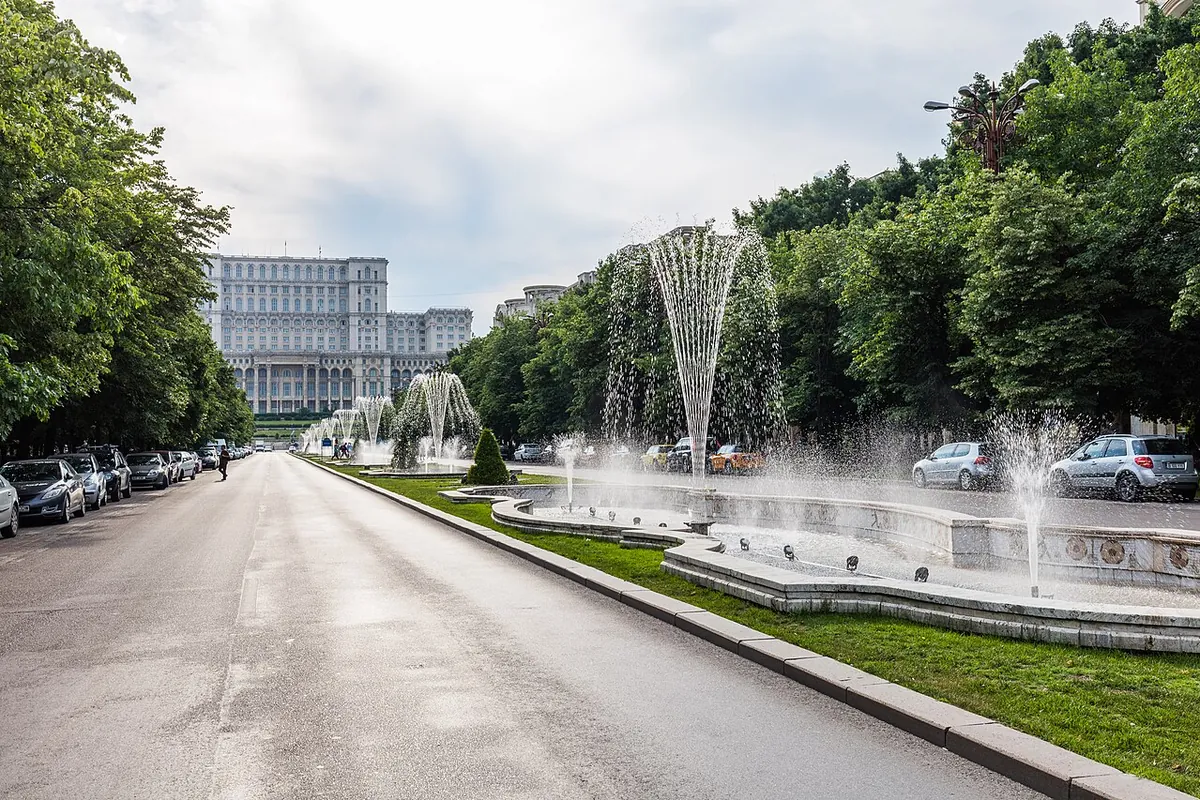 Bulevardul Unirii și Palatul Parlamentului din București