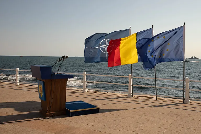 Steagurile României, NATO și UE