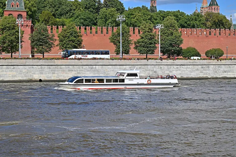Zidul Kremlinului văzut de pe râul Moscova