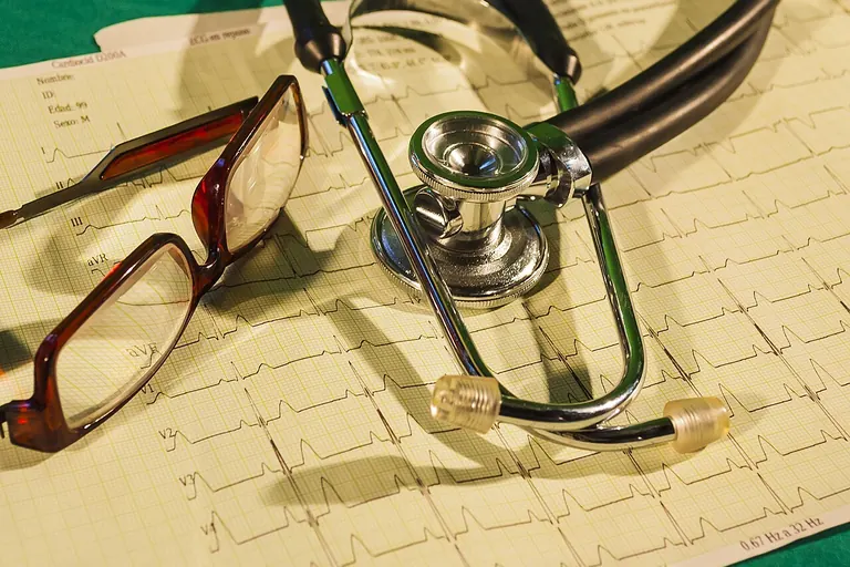 Stetoscop și ochelari pe o electrocardiogramă
