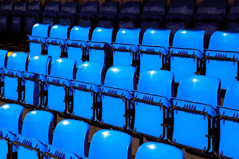 Scaune pe un stadion