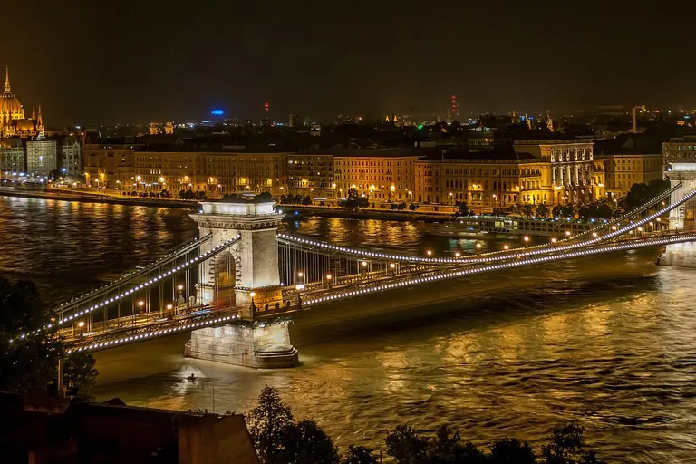 Podul cu Lanțuri din Budapesta, noaptea