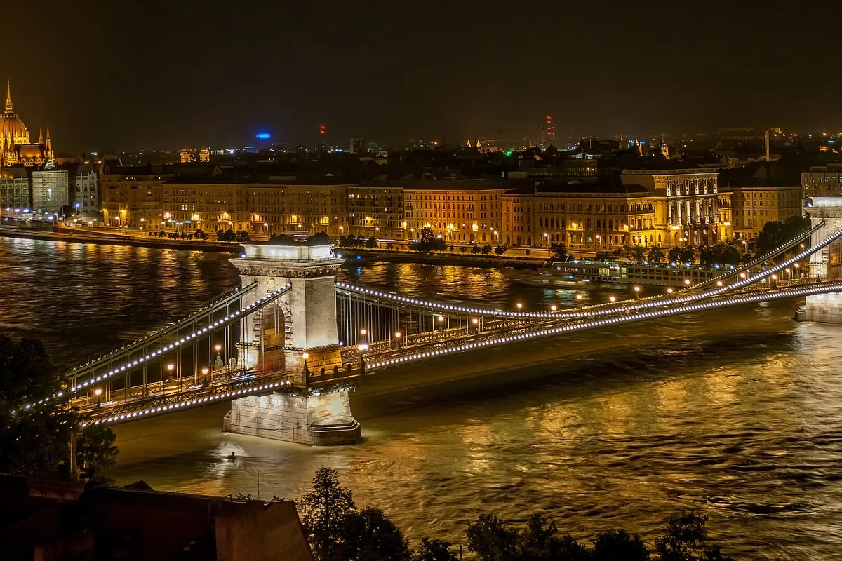 Podul cu Lanțuri din Budapesta, noaptea