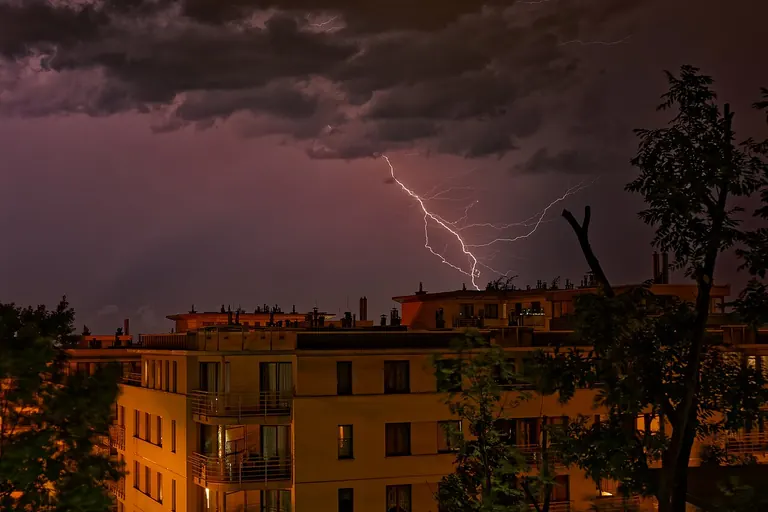 Fulger deasupra unui oraș
